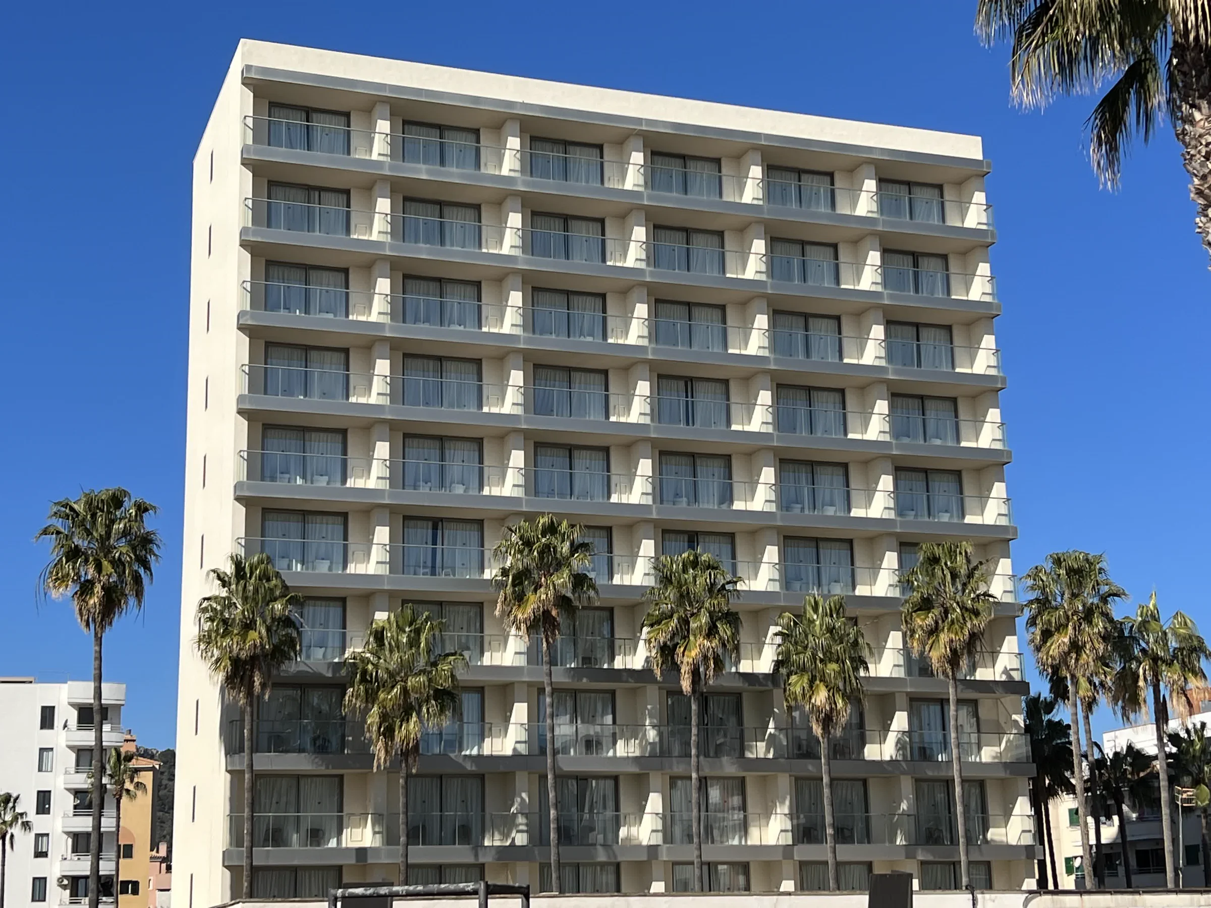 Hotel de gran volumen con repetición de unidades