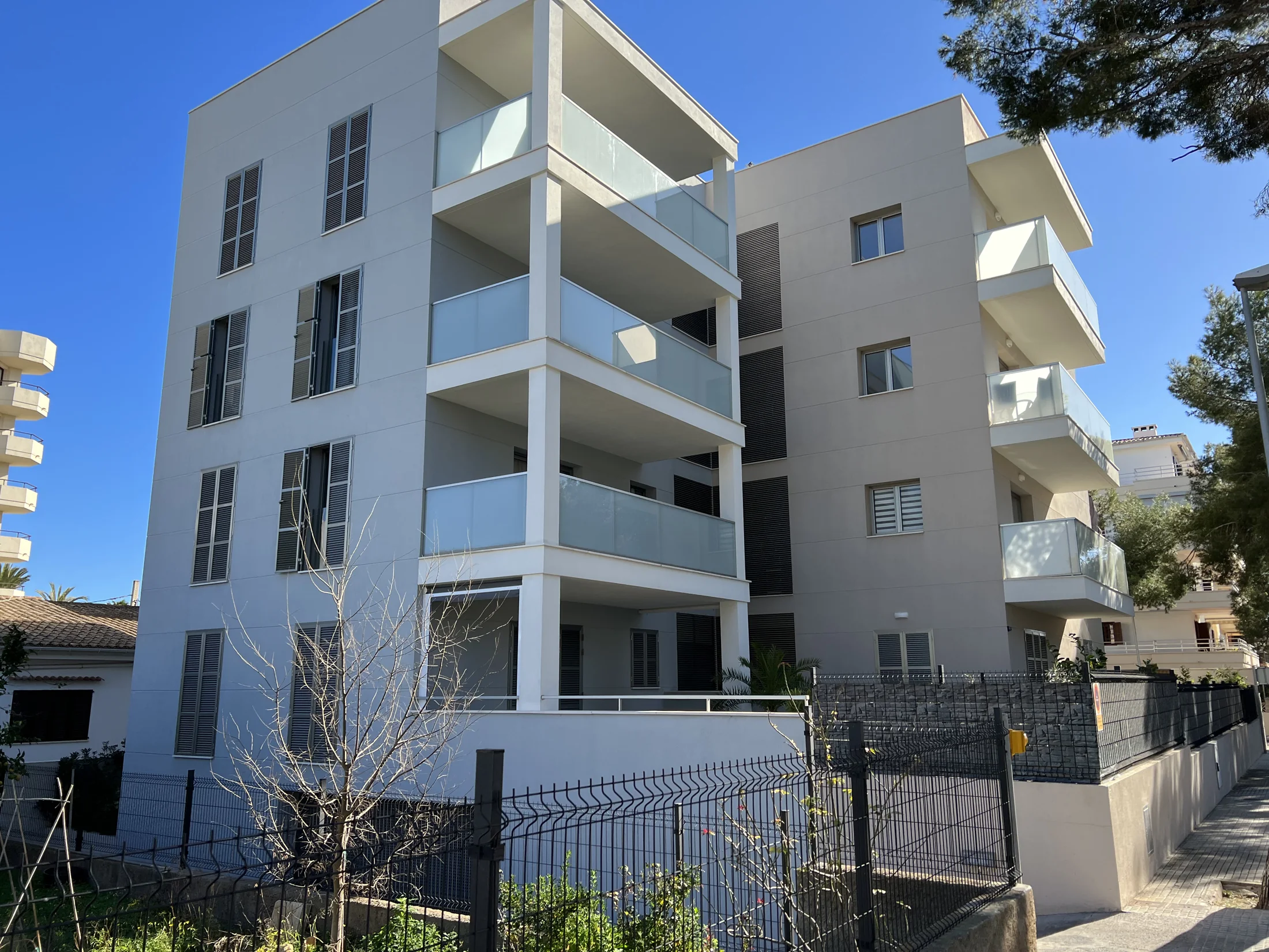 Edificio residencial contemporáneo con cerramientos instalados