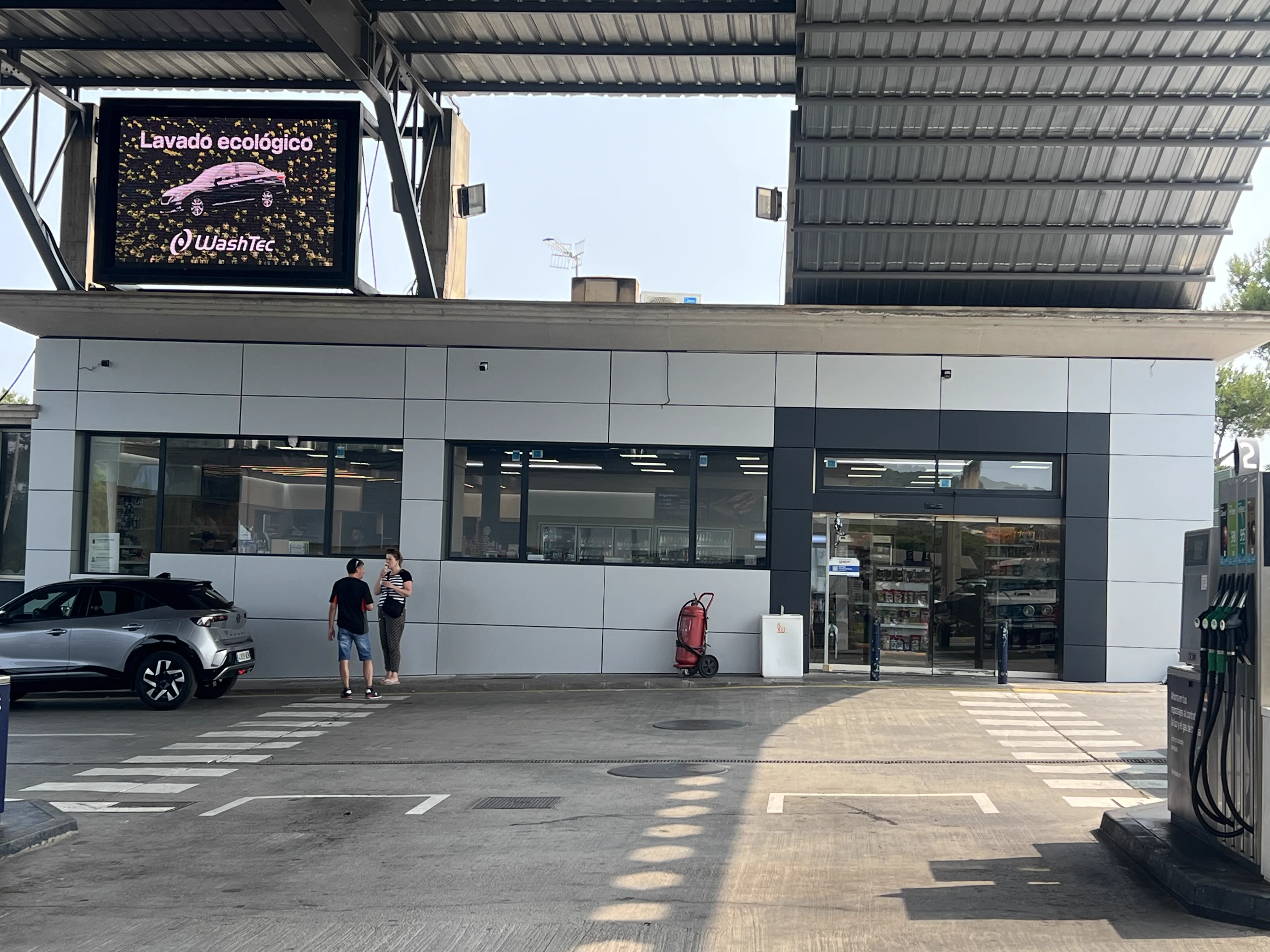 Fachada moderna revestida con paneles de Alucobond