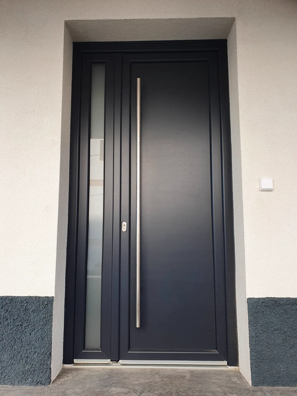 Puerta exterior oscura instalada